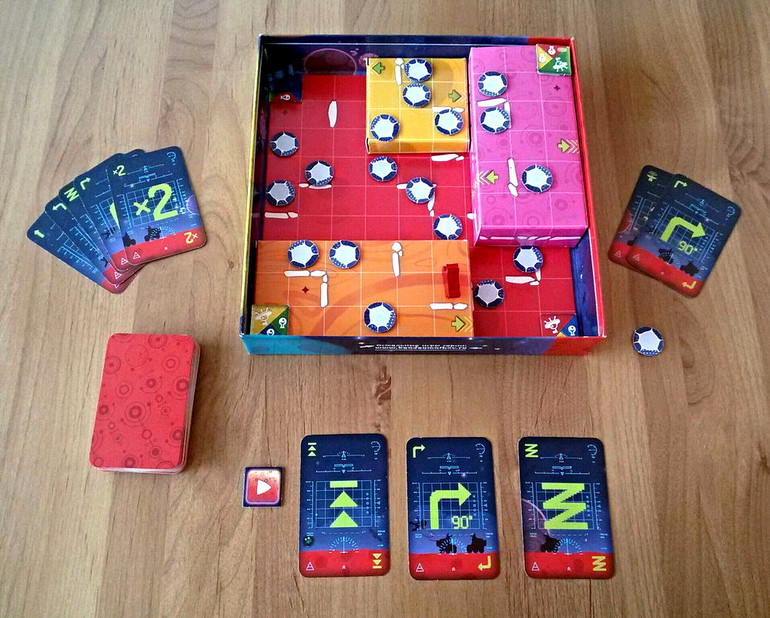Игровой процесс: игрок выложил алгоритм из трёх карт.