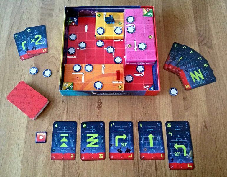 Игрок поверх выложенного соперником алгоритма из 5 карт, выложил свои карты.