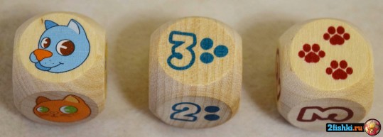 Три деревянных кубиков. На одном нарисованы звери, на двух — числа.