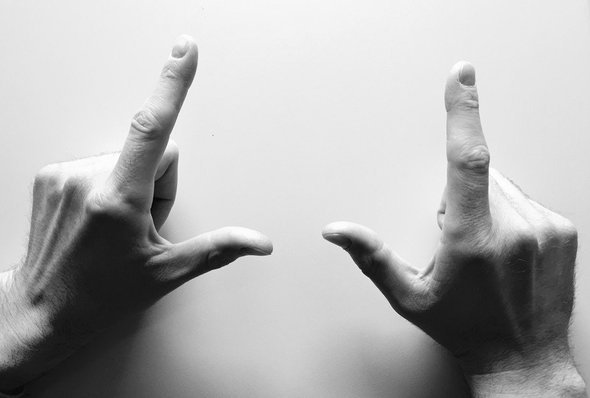 Большой и указательный пальцы левой руки образуют букву L.