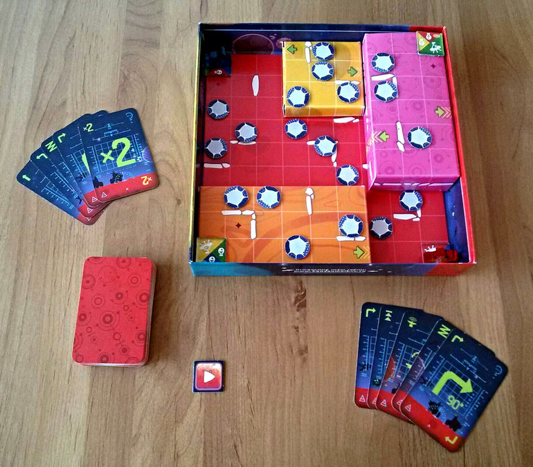 Начальная раскладка в полных правилах: у каждого игрока по 5 карт, вездеходы стоят на своих базах, на столе колода добора, на игровом поле размещены образцы жизни лицом вниз.