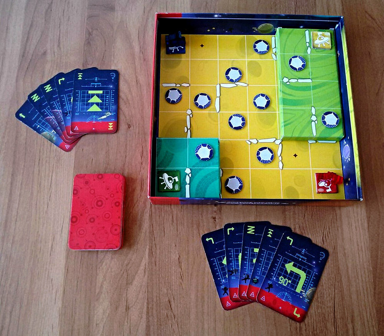 Первоначальная раскладка: у игроков по 5 карт, вездеходы стоят на своих базах, на поле размещены образцы жизни лицом вниз, на столе колода добора.