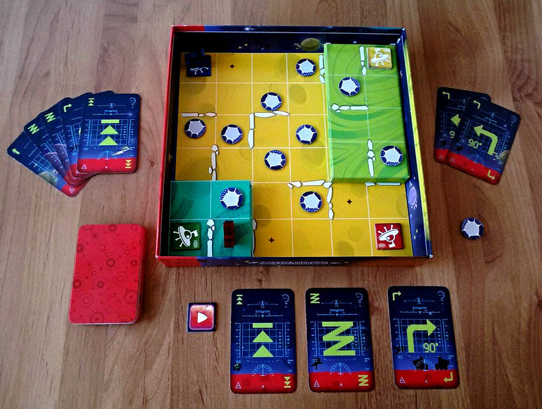 Игровой процесс: игрок выложил с руки 3 карты с алгоритмом действий.