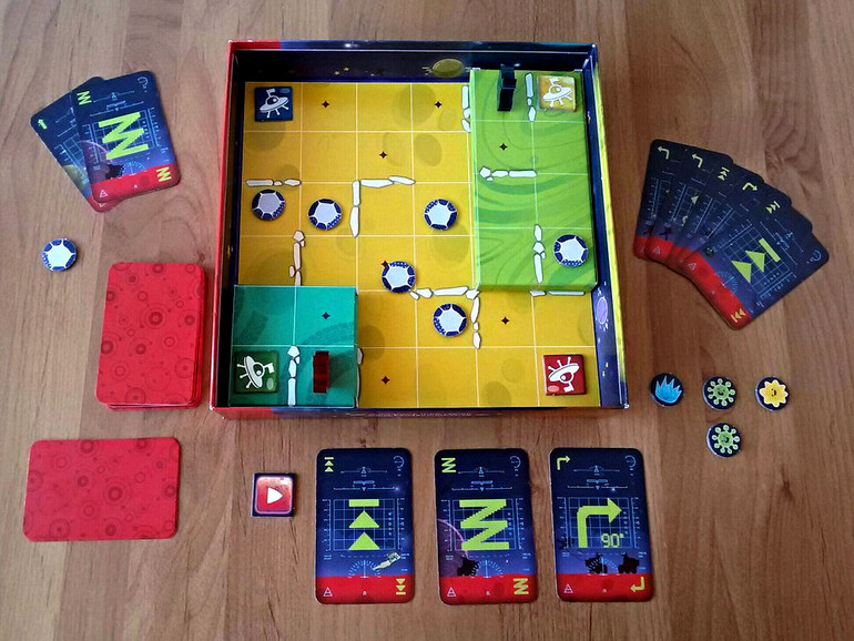 Вид игрового процесса: у одного игрока собрано и открыто 4 образца жизни, у второго — 1 образец пока ещё лицом вниз. Выложен алгоритм из трёх карт.