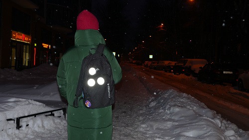 Светоотражающие значки в темноте на рюкзаке.
