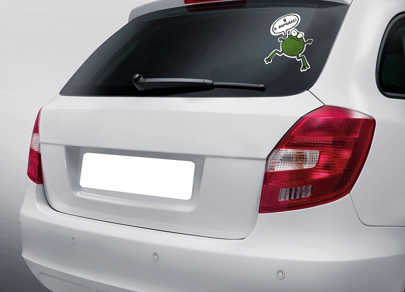 Автонаклейка «Лягушка» на стекле автомобиля.