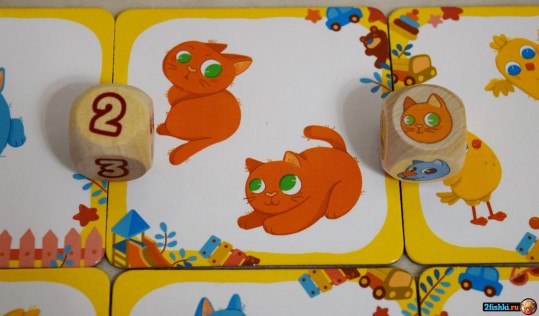 На карте с двумя котиками лежат кубики. На кубиках выпало: число 2 и котик.