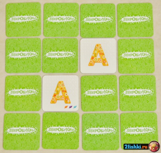 Процесс варианта игры "Мемори". Открыты 2 карты с буквами "A".