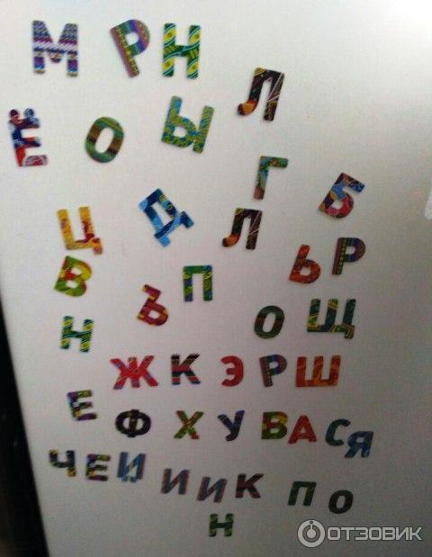 Буквы расклеены на холодильнике