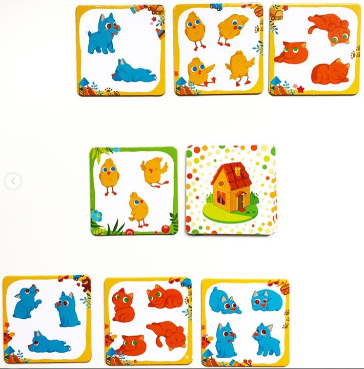 У двух игроков по три карты с жёлтой рамкой. По центру открыта карточка с тремя цыплятами.