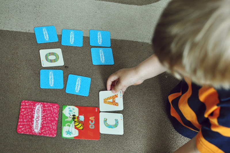 Мальчик выкладывает из карточек с буквами слово "Оса".